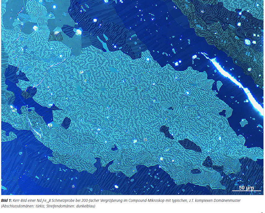 Bild 1: Kerr-Bild einer Nd2Fe14B Schmelzprobe bei 200-facher Vergrößerung im Compound-Mikroskop mit typischen, z.T. komplexen Domänenmuster
(Abschlussdomänen: türkis; Streifendomänen: dunkelblau)