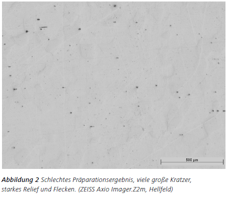 Abbildung 2 Schlechtes Präparationsergebnis, viele große Kratzer, starkes Relief und Flecken. (ZEISS Axio Imager.Z2m, Hellfeld)